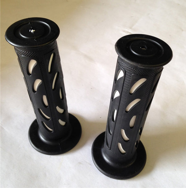 Sport Bike Motorcycle Bean Style Engraved Gel Grips WHITE MOTORCYCLE APRILLA BMW DUCATI TRIUMPH HONDA YAMAHA KAWASAKI SUZUKI Polaris Suzuki Yamaha Dirt Bike Offroad KTM DIRT BIKE(7/8" LEFT 1" RIGHT)