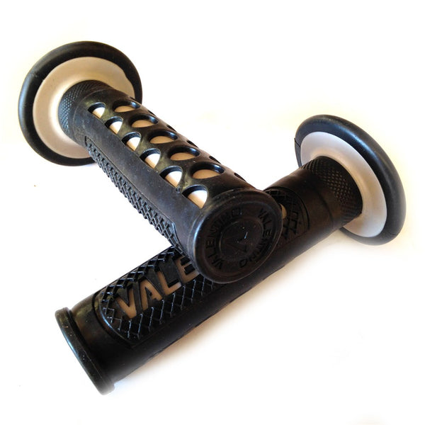 WATERCRAFTS "Valentino" Engraved Gel Style Grips GRAY ATV QUAD YAMAHA KAWASAKI POLARIS SEADOO BOMBARDIER JET SKI HONDA ATV FOREMAN RECON RINCON Brute Force Prairie BRUIN GRIZZLY KODIAK(7/8" BOTH SIDE)